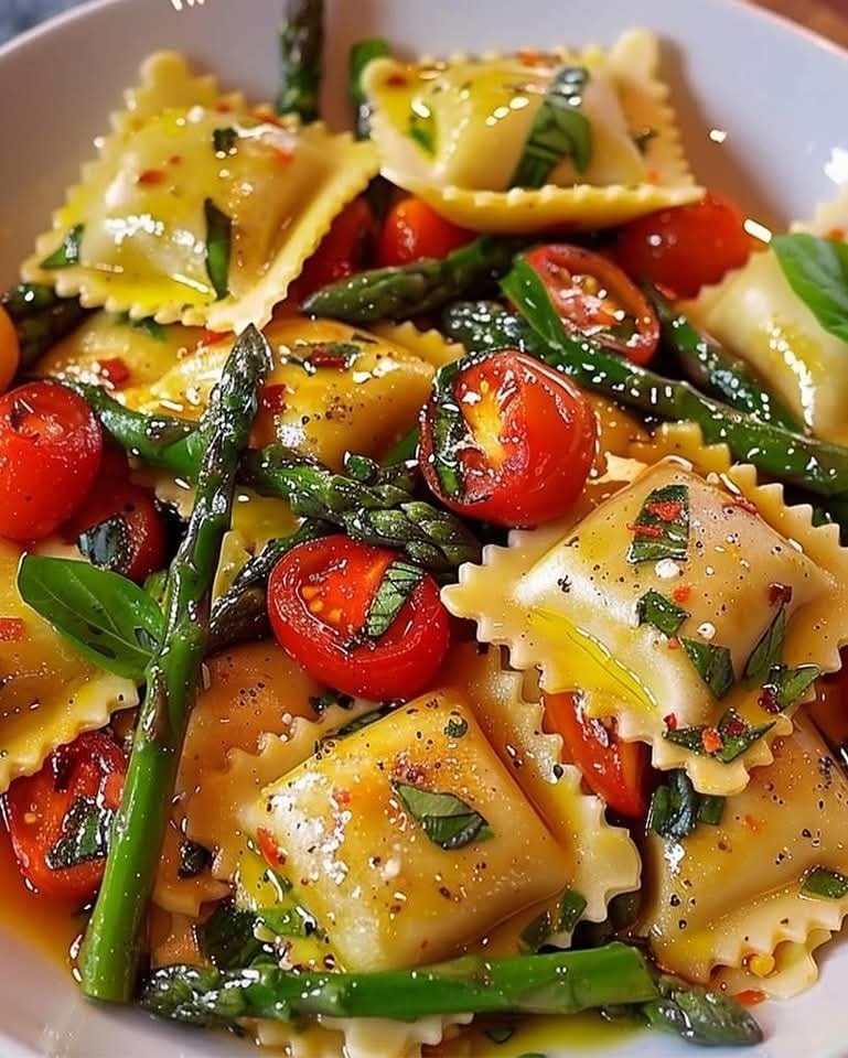 Easy Ravioli with Tomatoes, Asparagus and Garlic – Ready in 30 Minutes