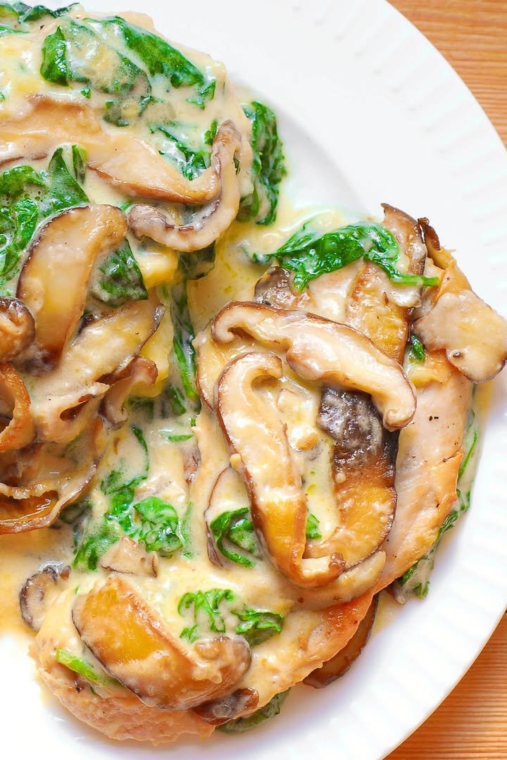 Chicken With Spinach and Mushrooms in Creamy Parmesan Sauce Recipe